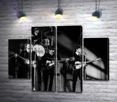 Молодая группа The Beatles на своем концерте