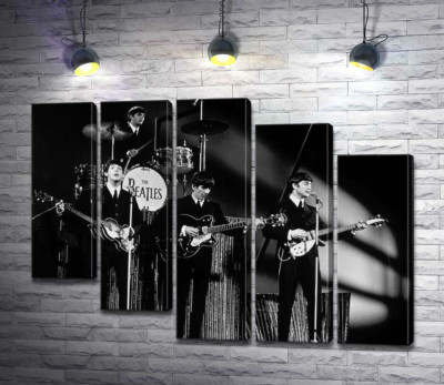 Молодая группа The Beatles на своем концерте