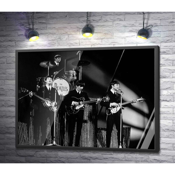 Молодая группа The Beatles на своем концерте