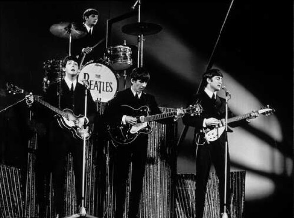 Молодая группа The Beatles на своем концерте