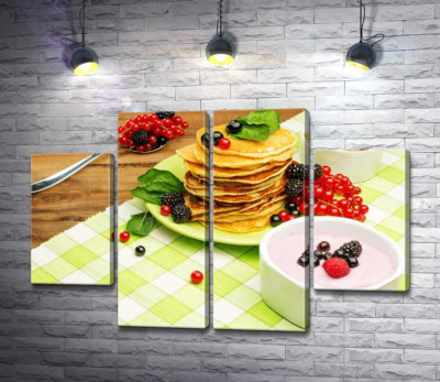 Модульная картина "Золотистые панкейки с йогуртом и ягодами"