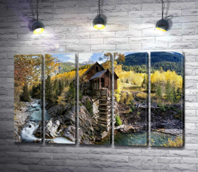 Хрустальная мельница (Crystal Mill) среди осенних гор штата Колорадо