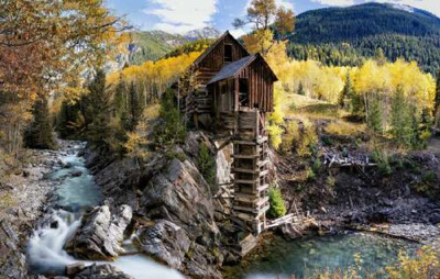Хрустальная мельница (Crystal Mill) среди осенних гор штата Колорадо