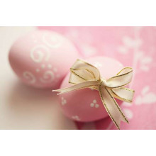 Рожеві пасхальні яйця із ніжним кремовим бантиком