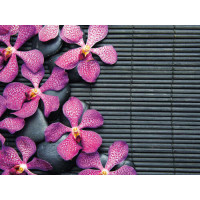 Узор красочных орхидей и черных камней на бамбуковом коврике