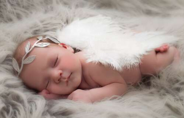 Ангелочек ребенок спит на пушистом покрывале
