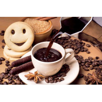 Густой кофе с шоколадными палочками и печеньем смайликами
