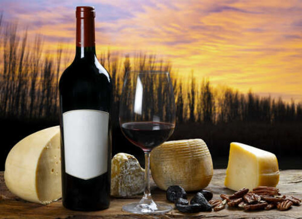Красное вино с ароматными сырами на фоне вечернего неба