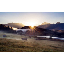 Промінці сонця розсіюють ранковий туман над гірською долиною
