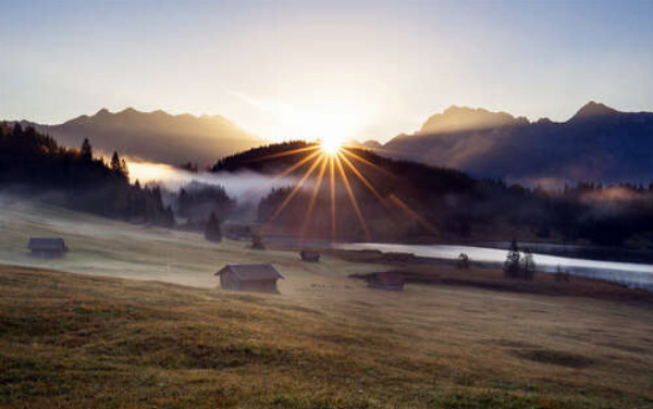 Промінці сонця розсіюють ранковий туман над гірською долиною