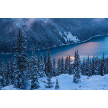 Зимний вечер опускается на горное озеро