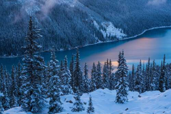 Зимний вечер опускается на горное озеро