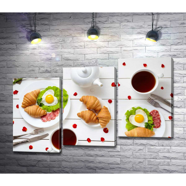 Романтика сніданку: пишні круасани, сердечко-яєчня та брунатний чай