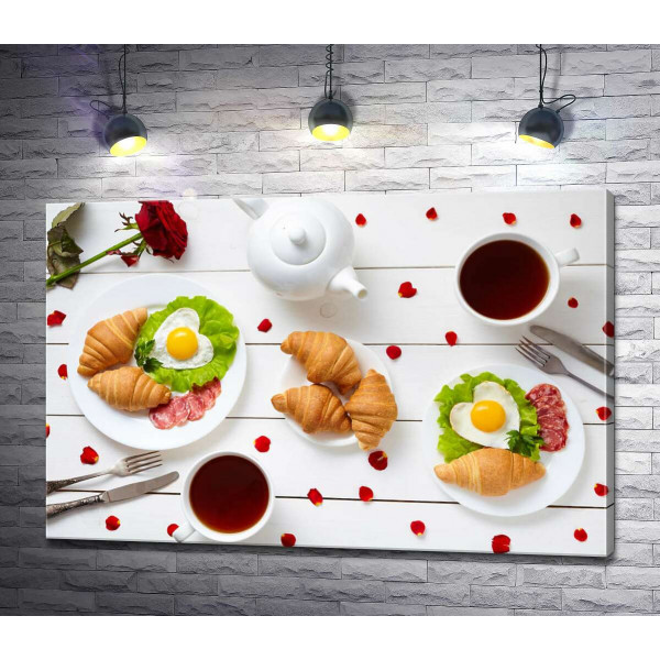 Романтика завтрака: пышные круассаны, сердечко-яичница и чай
