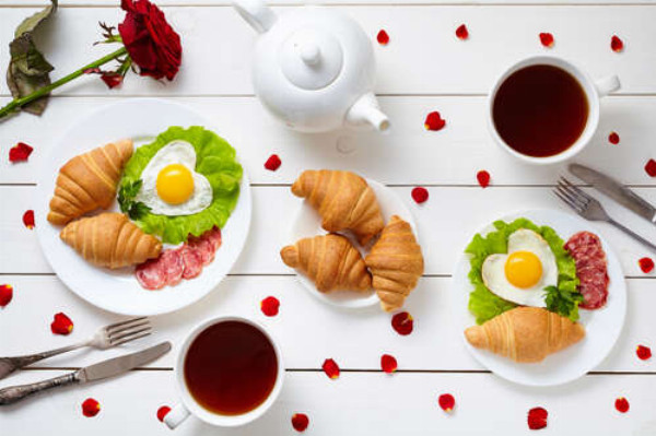 Романтика завтрака: пышные круассаны, сердечко-яичница и чай