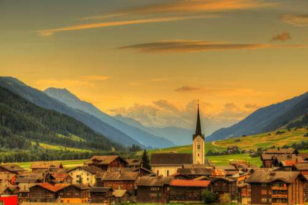 Летний вечер в горном швейцарском городке Ульрихен