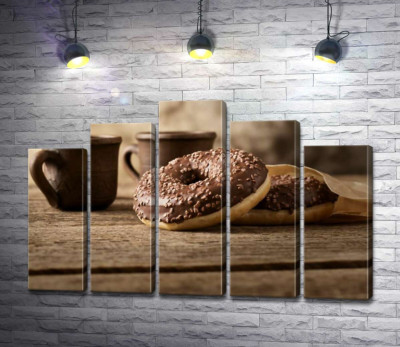 Шоколадные донатсы к кофе в глиняных чашках