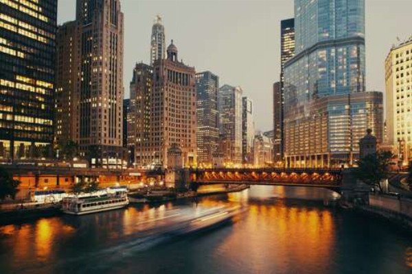 Огни моста отражаются в воде на набережной Чикаго