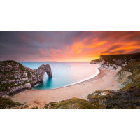 Закат на живописных берегах британского острова Пурбек у скалы Дердл-дор (Durdle Door)
