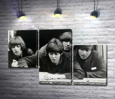 Модульна картина "The Beatles дивляться з вікна вниз на вулицю"