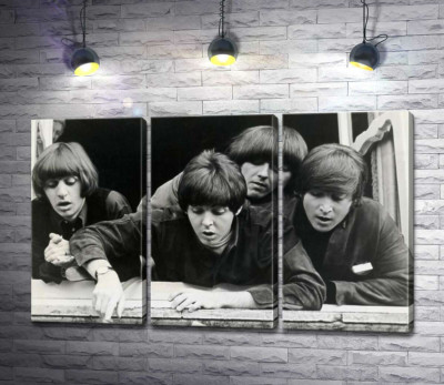 Модульная картина "The Beatles смотрят с окна вниз на улицу"