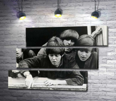 Модульная картина "The Beatles смотрят с окна вниз на улицу"