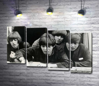 Модульная картина "The Beatles смотрят с окна вниз на улицу"