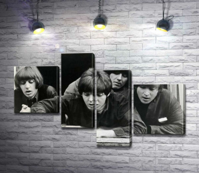 Модульная картина "The Beatles смотрят с окна вниз на улицу"