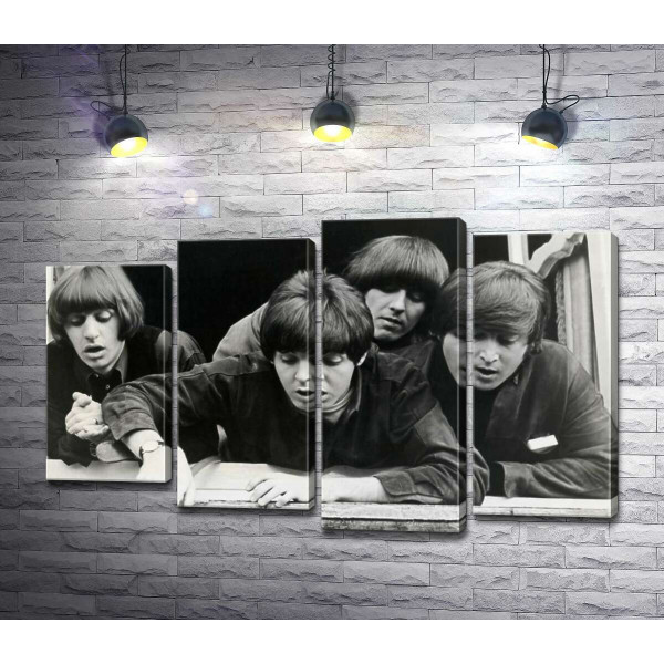 The Beatles смотрят с окна вниз на улицу