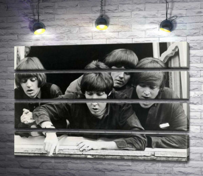Модульна картина "The Beatles дивляться з вікна вниз на вулицю"