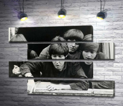 Модульная картина "The Beatles смотрят с окна вниз на улицу"
