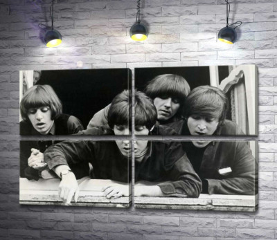The Beatles дивляться з вікна вниз на вулицю