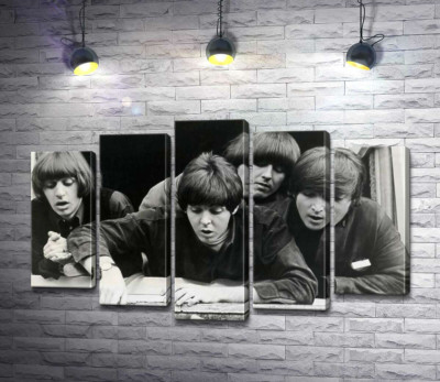 Модульная картина "The Beatles смотрят с окна вниз на улицу"