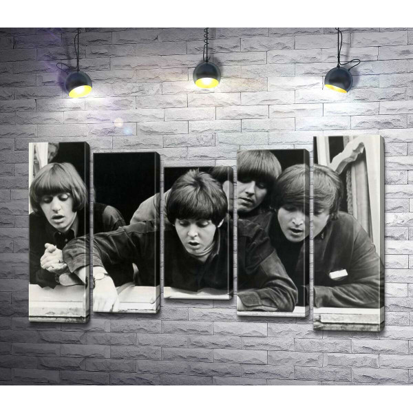 The Beatles дивляться з вікна вниз на вулицю