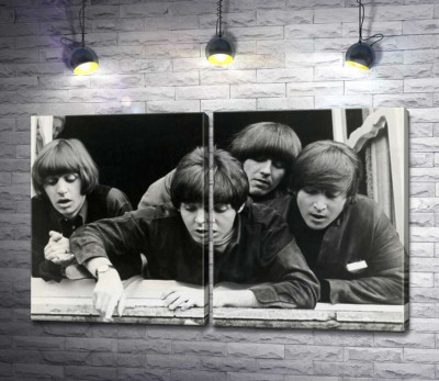 Модульна картина "The Beatles дивляться з вікна вниз на вулицю"