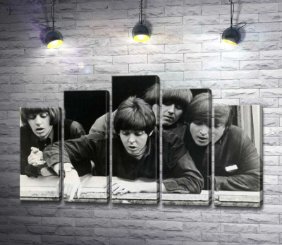 Модульная картина "The Beatles смотрят с окна вниз на улицу"