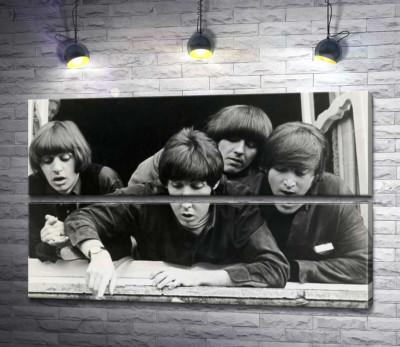 Модульная картина "The Beatles смотрят с окна вниз на улицу"