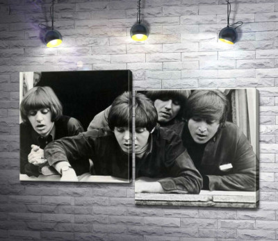 The Beatles смотрят с окна вниз на улицу