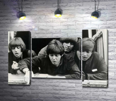 The Beatles дивляться з вікна вниз на вулицю