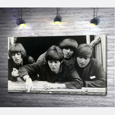 The Beatles смотрят с окна вниз на улицу