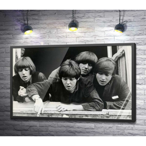 The Beatles смотрят с окна вниз на улицу