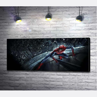 Человек-паук (Spider-Man) на стеклянном небоскребе