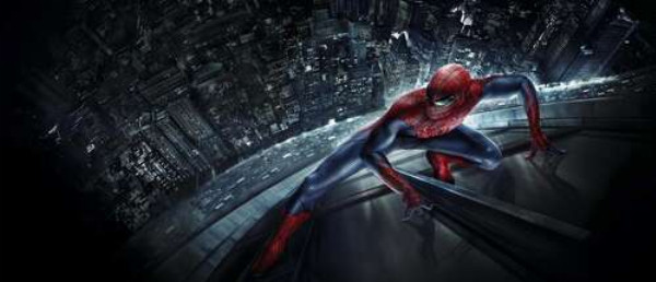 Человек-паук (Spider-Man) на стеклянном небоскребе