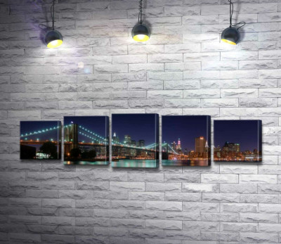 Модульная картина "Гирлянды фонарей Бруклинского моста (Brooklyn Bridge) отражаются в водах пролива Ист-ривер (East River)"