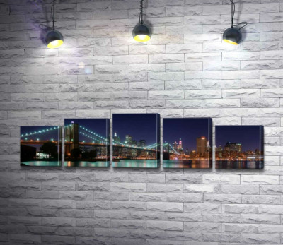 Модульна картина "Гірлянди ліхтарів Бруклінського мосту (Brooklyn Bridge) відбиваються у водах протоки Іст-рівер (East River)"