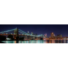 Гірлянди ліхтарів Бруклінського мосту (Brooklyn Bridge) відбиваються у водах протоки Іст-рівер (East River)