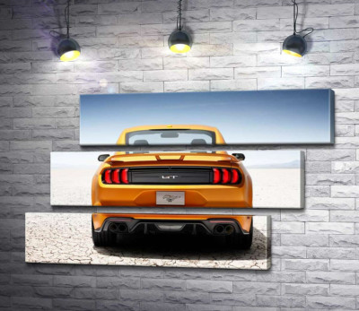 Модульна картина "Жовтий автомобіль Ford Mustang GT серед пустелі"