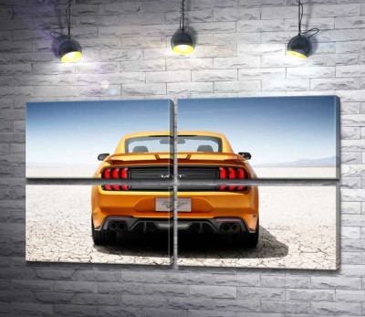Жовтий автомобіль Ford Mustang GT серед пустелі