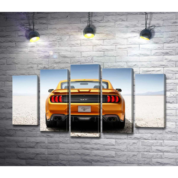 Жовтий автомобіль Ford Mustang GT серед пустелі
