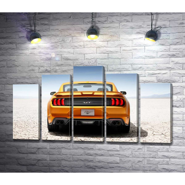 Желтый автомобиль Ford Mustang GT среди пустыни